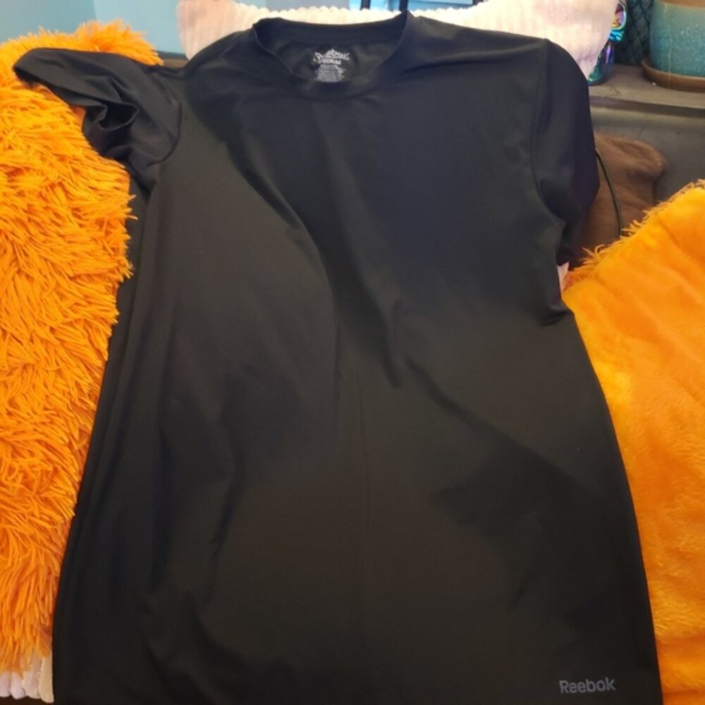 Reebok t shirt size M like new